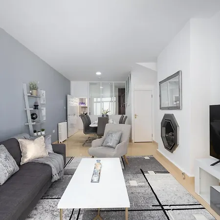 Spacious 4 Bedroom House Next To Kensington Palace